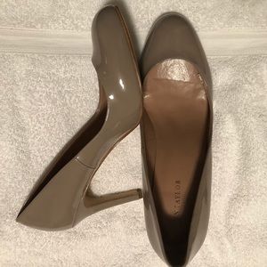 Ann Taylor Signature Pumps